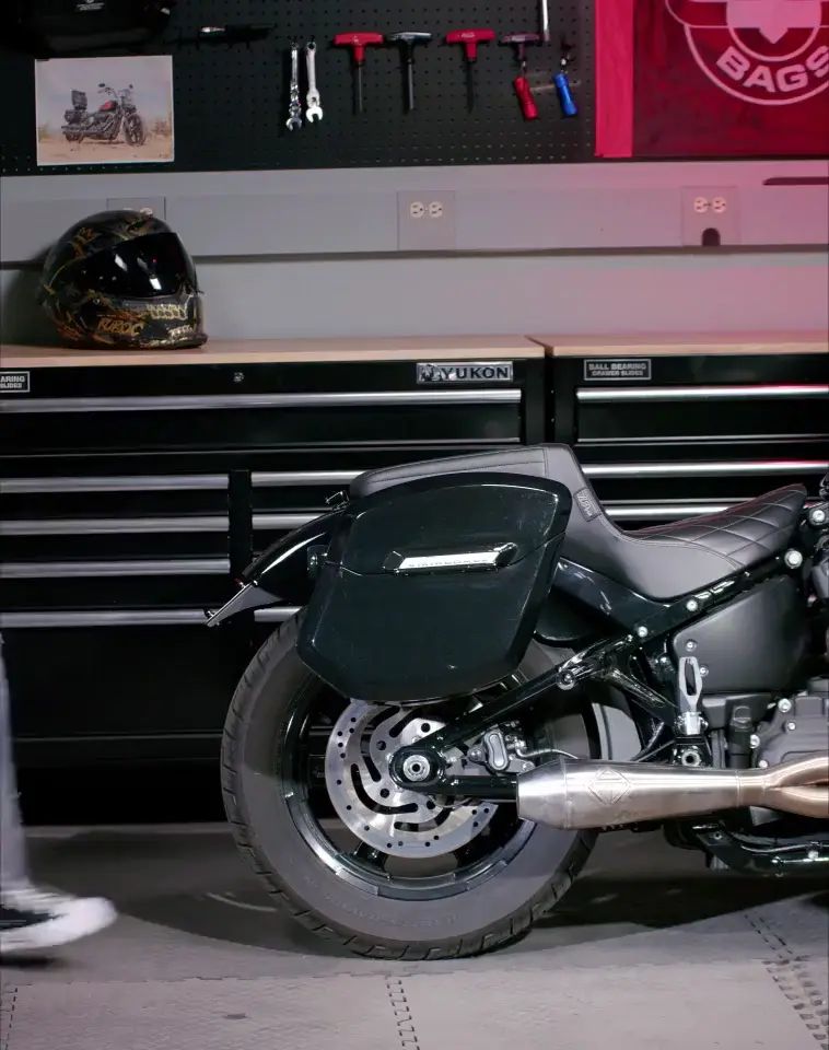 24L - Ironclad Quick-Mount Medium 2025+ Indian Scout Bobber Painted Hard Saddlebags - Image 10