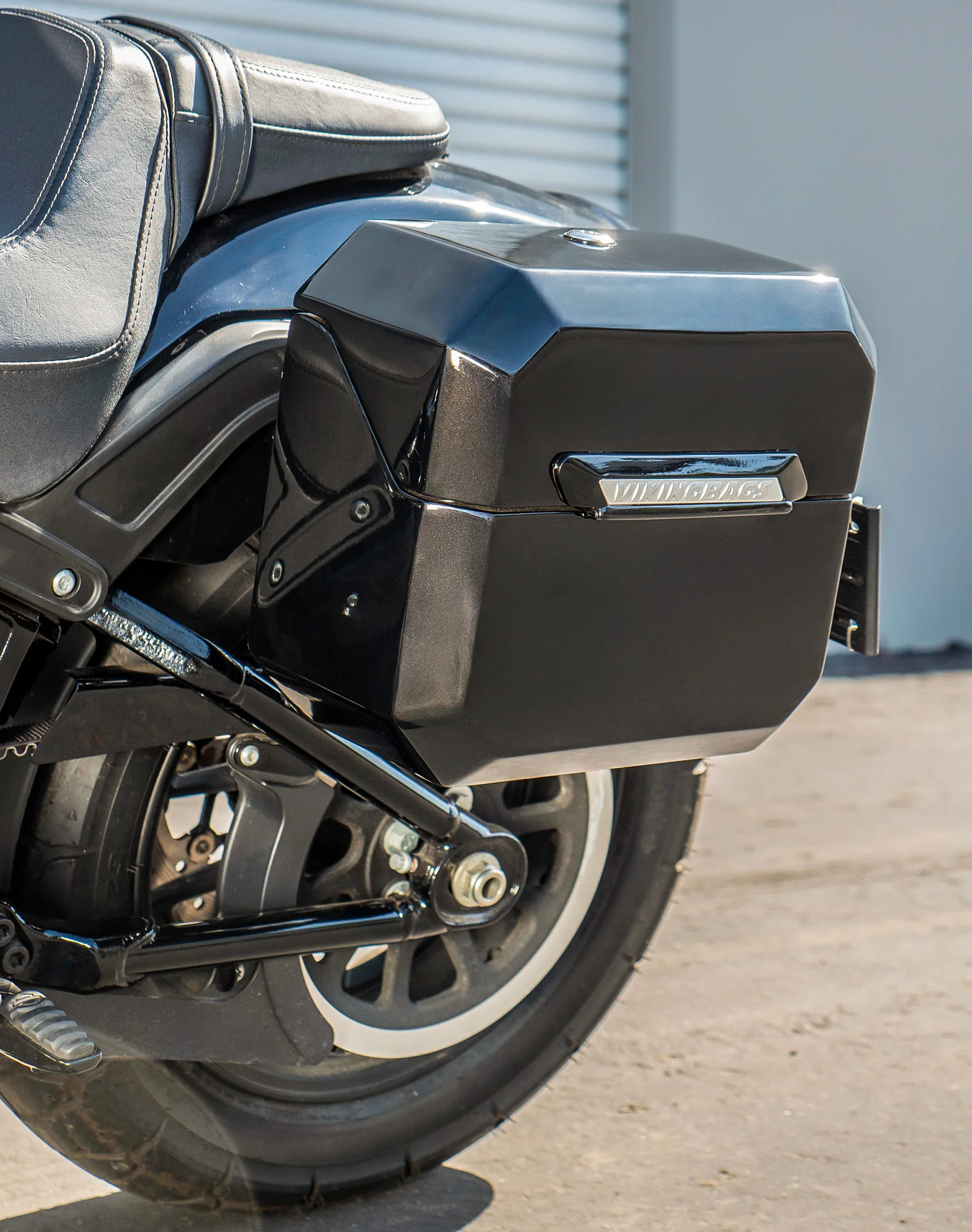 20L - Outlaw Quick-Mount Small Harley Softail Fat Bob FXFB/S Painted Hard Saddlebags - Image 5