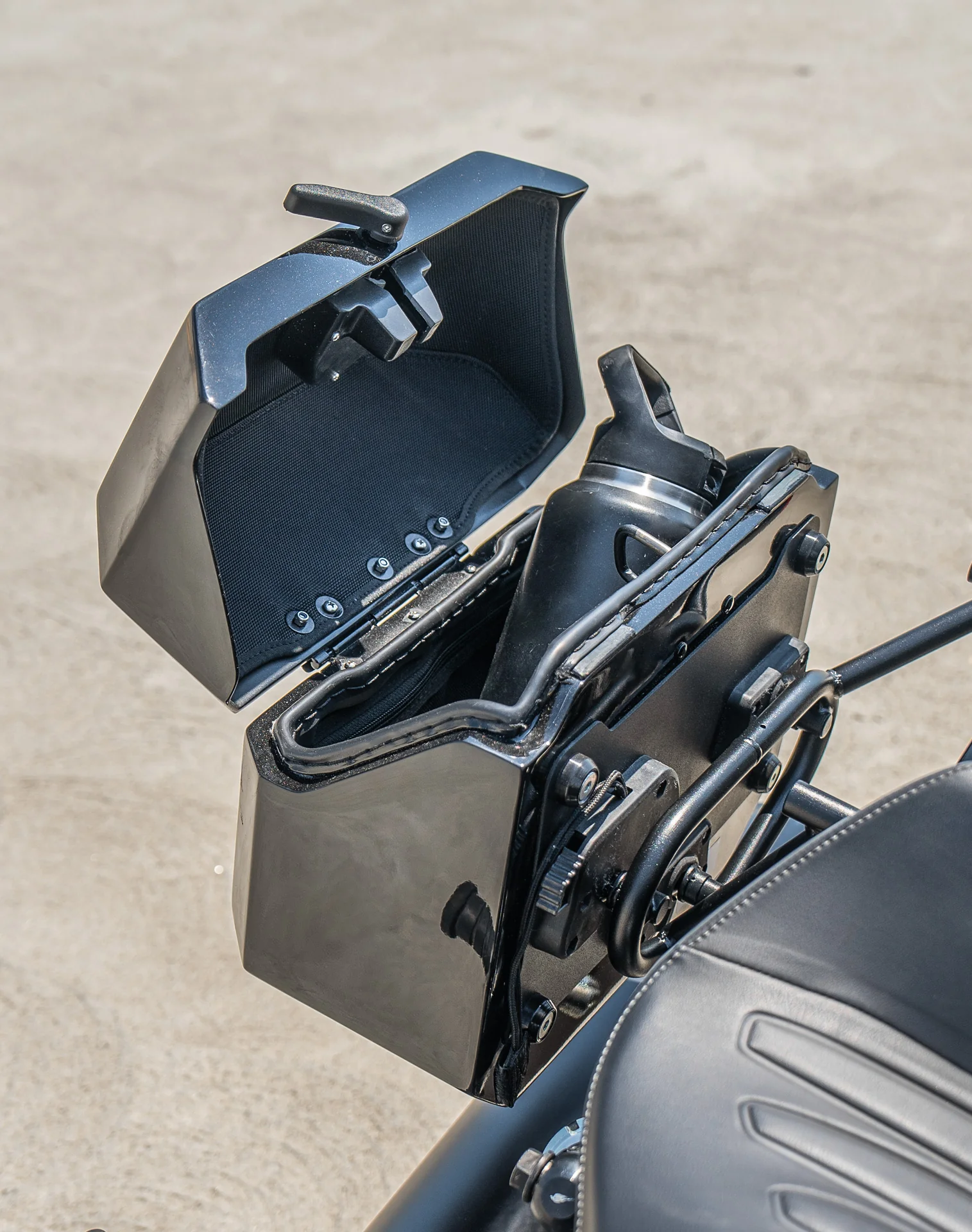 20L - Outlaw Quick-Mount Small 2025+ Indian Scout Bobber Painted Hard Saddlebags - Image 6