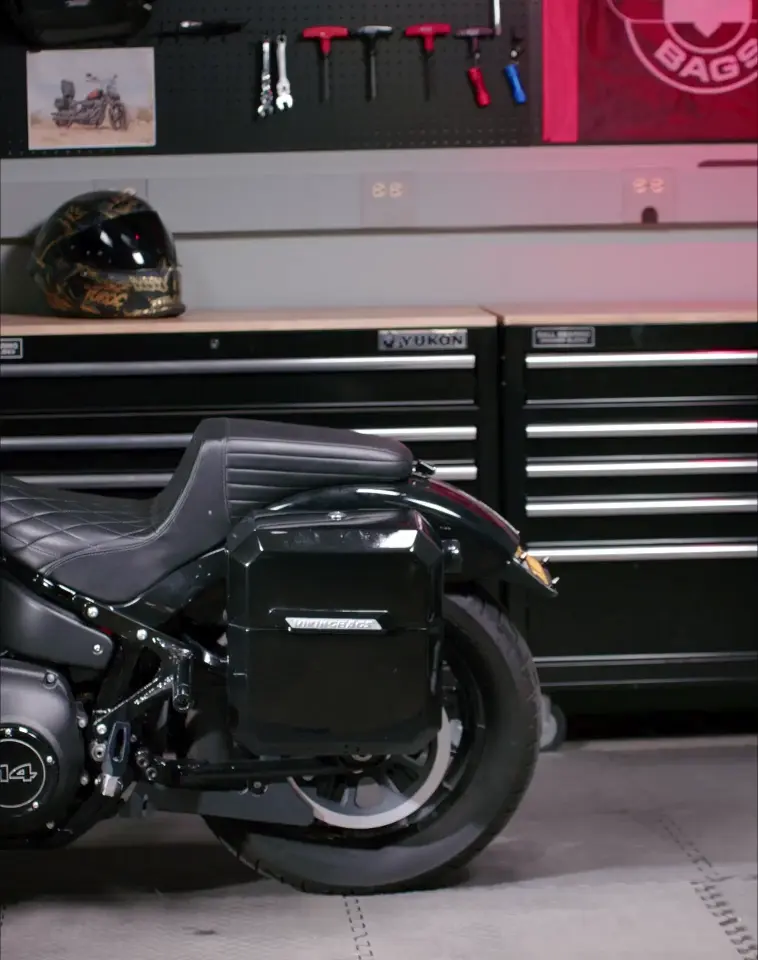 30L - Outlaw Quick Mount Medium Harley Softail Fat Bob FXFB/S Painted Hard Saddlebags - Image 6