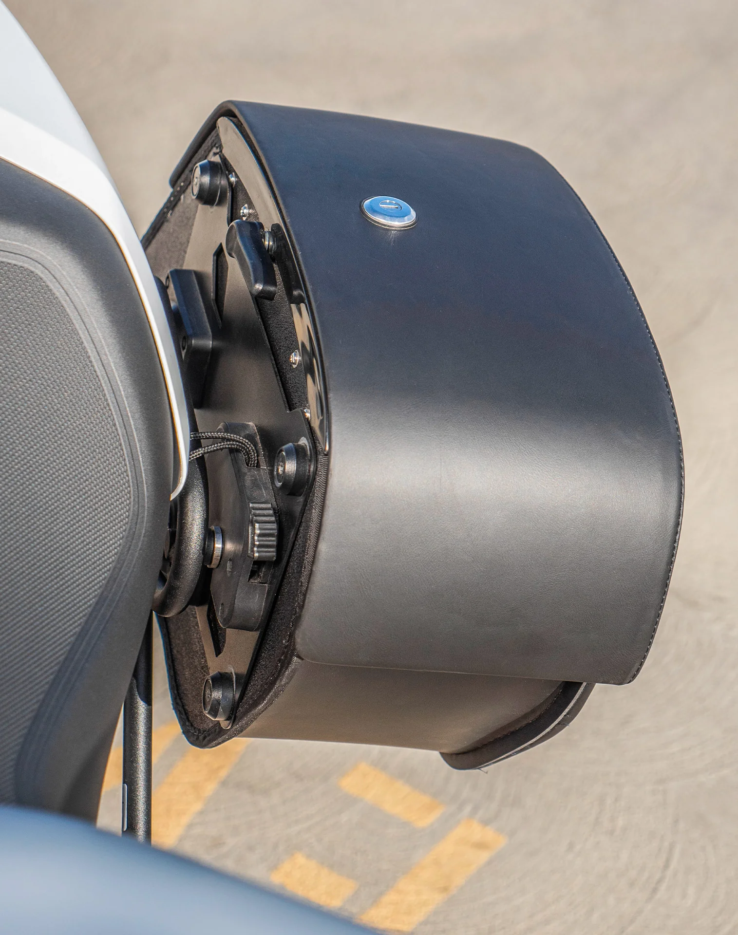 28L - Baelor Medium Quick Mount Ducati Monster 797 Motorcycle Saddlebags - Image 5