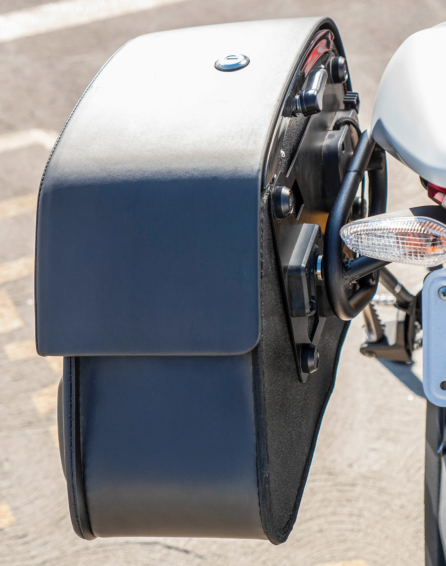 28L - Panzer Medium Quick Mount Ducati Monster 797 Leather Saddlebags - Image 5