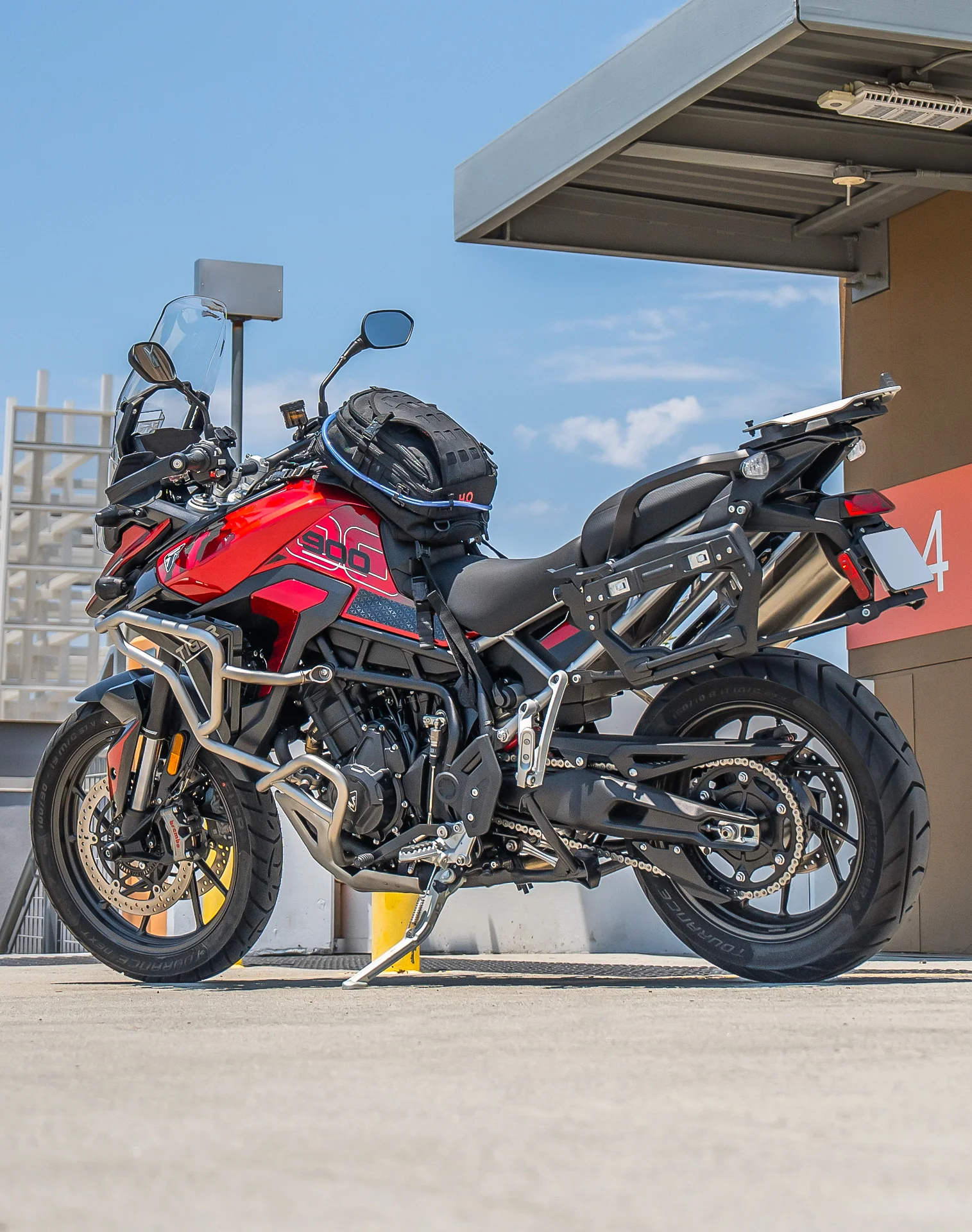 7L - Apex Triumph ADV Touring Tank Bag with Hydration Pack - Image 3