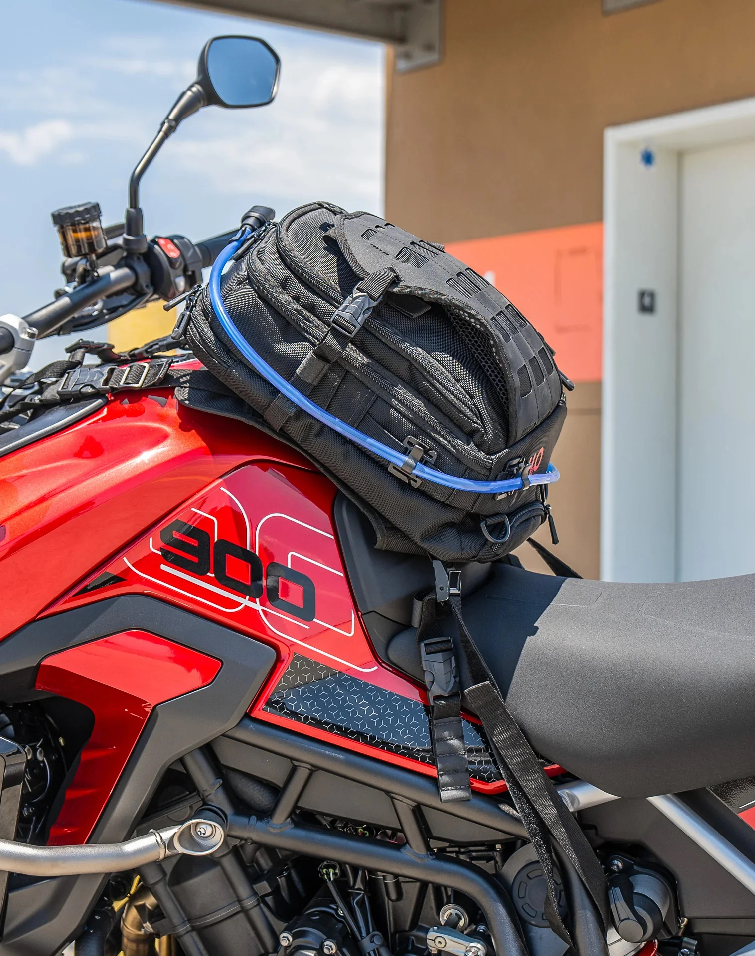 7L - Apex Triumph ADV Touring Tank Bag with Hydration Pack - Image 4