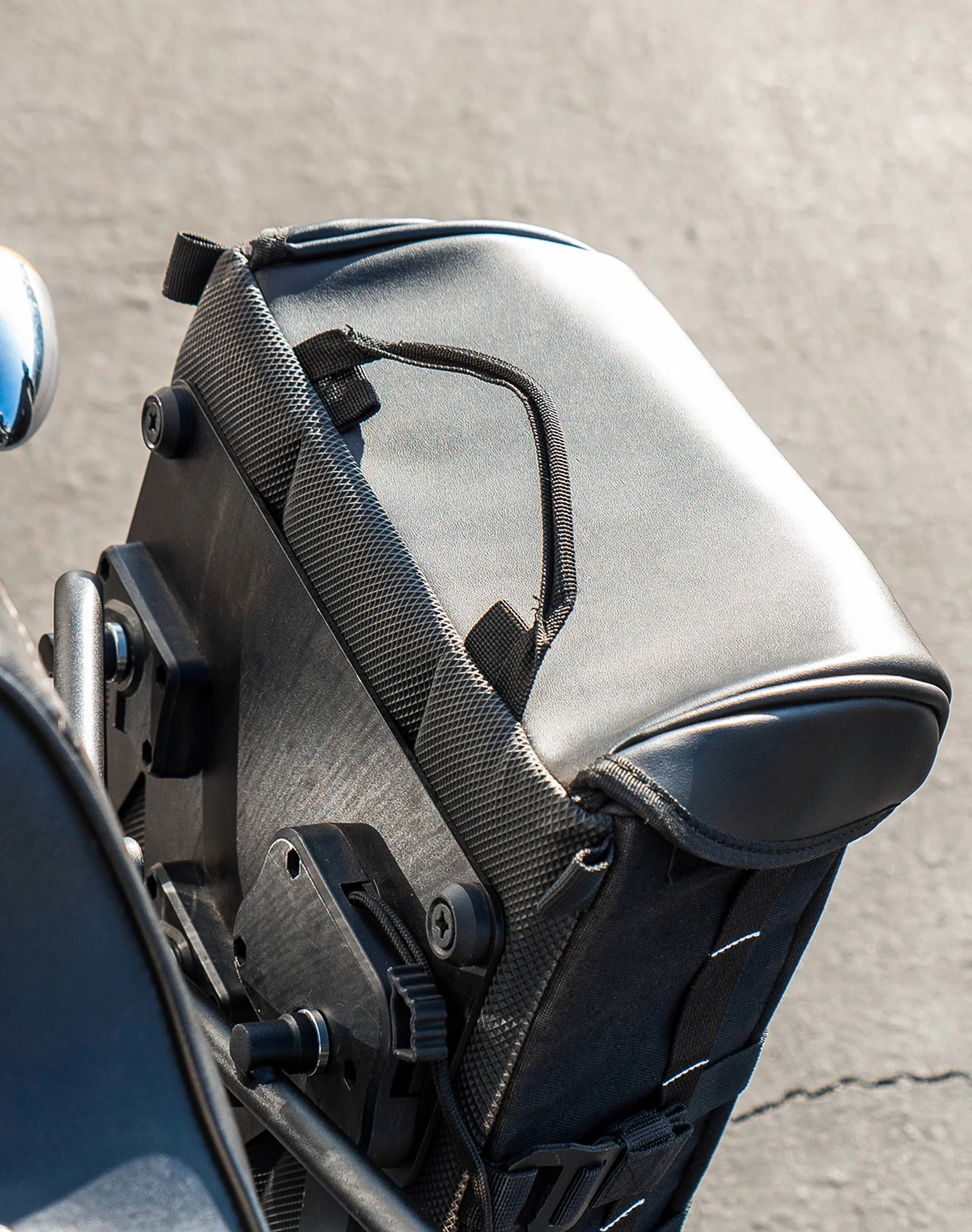 15L - Incognito Quick Mount Medium Solo Motorcycle Saddlebag (Left Only) for Harley Dyna Low Rider FXDL/I - Image 5